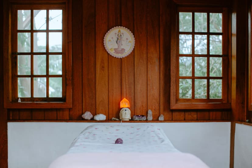 Espaço de atendimento com cristais e altar