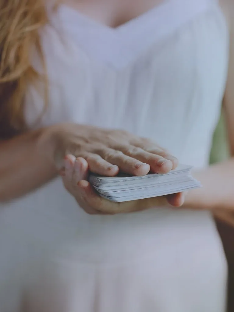 Mãos de Naiara Lofgren conduzindo prática de leitura sensível