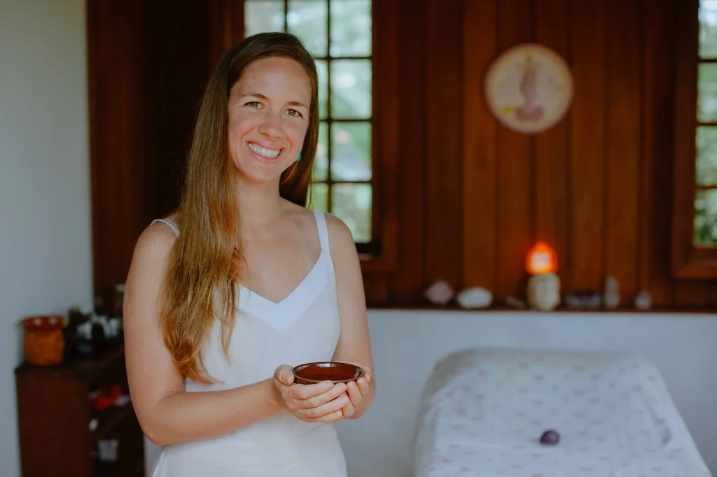 Naiara Lofgren em ambiente terapêutico durante prática de cuidado