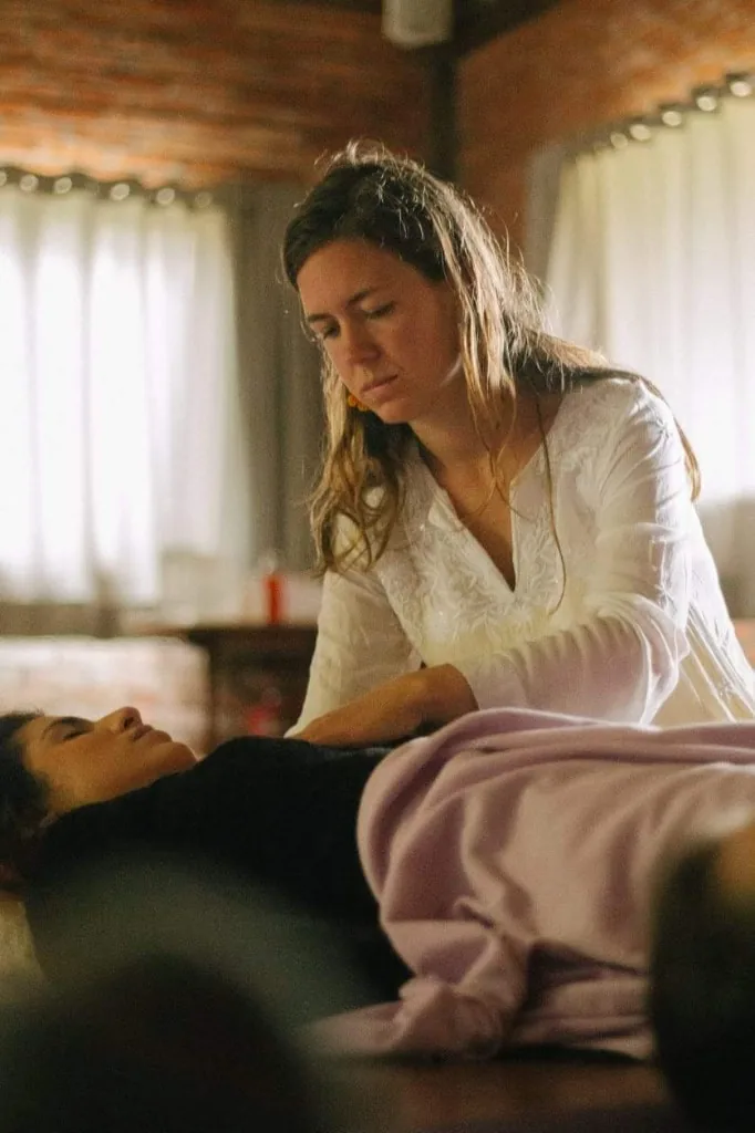 Naiara Lofgren conduzindo atendimento corporal em ambiente terapêutico