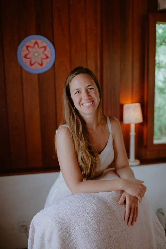 Naiara Lofgren sorrindo em ambiente terapêutico